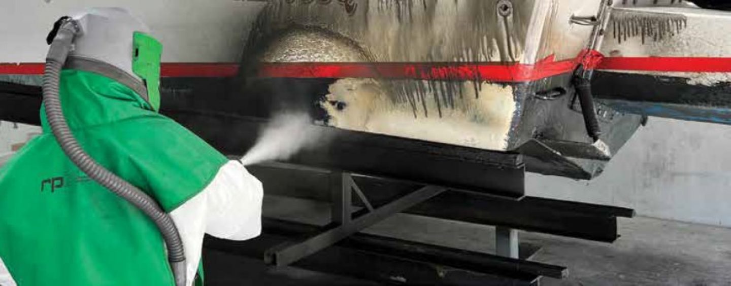 DUSTLESS BLASTING FOR BOAT HULLS